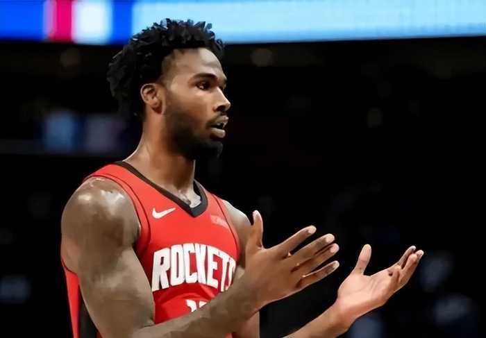 火箭2将打成毒瘤了！伊森三分狂铁防守下滑，申京登场就送万人捅