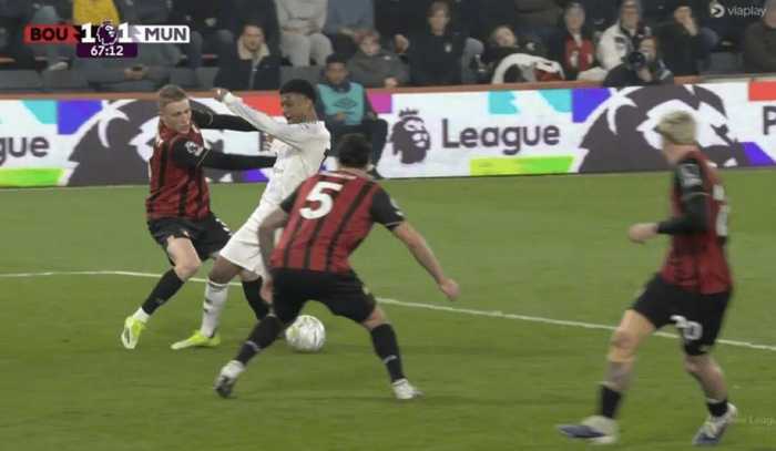 英超VAR维持判罚，伯恩茅斯2比2曼联争议未获点球