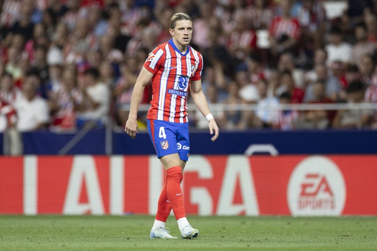 世体：马竞左后卫后腰中卫需加强，另外可能考虑引进一名前锋