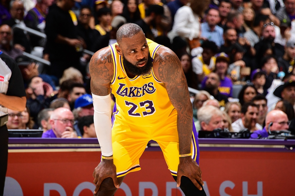 记者：人们普遍认为詹姆斯不会退役 明年会降薪与别队签短约争冠